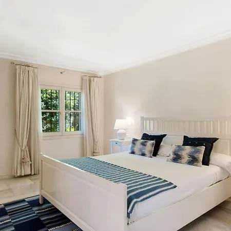Tas Chill - Puente Romano Beach Front Apartment *