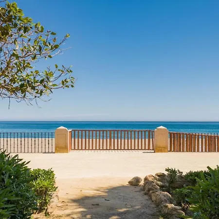 Tas Chill - Puente Romano Beach Front Apartment *